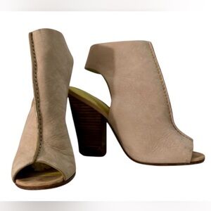 CoachTan Leather Peptoe Heels Size 7 block heel buckle in back of ankle i